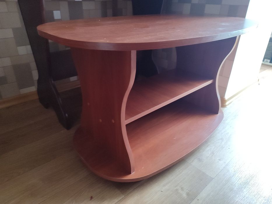 Журнальный столик на колесах с полочками