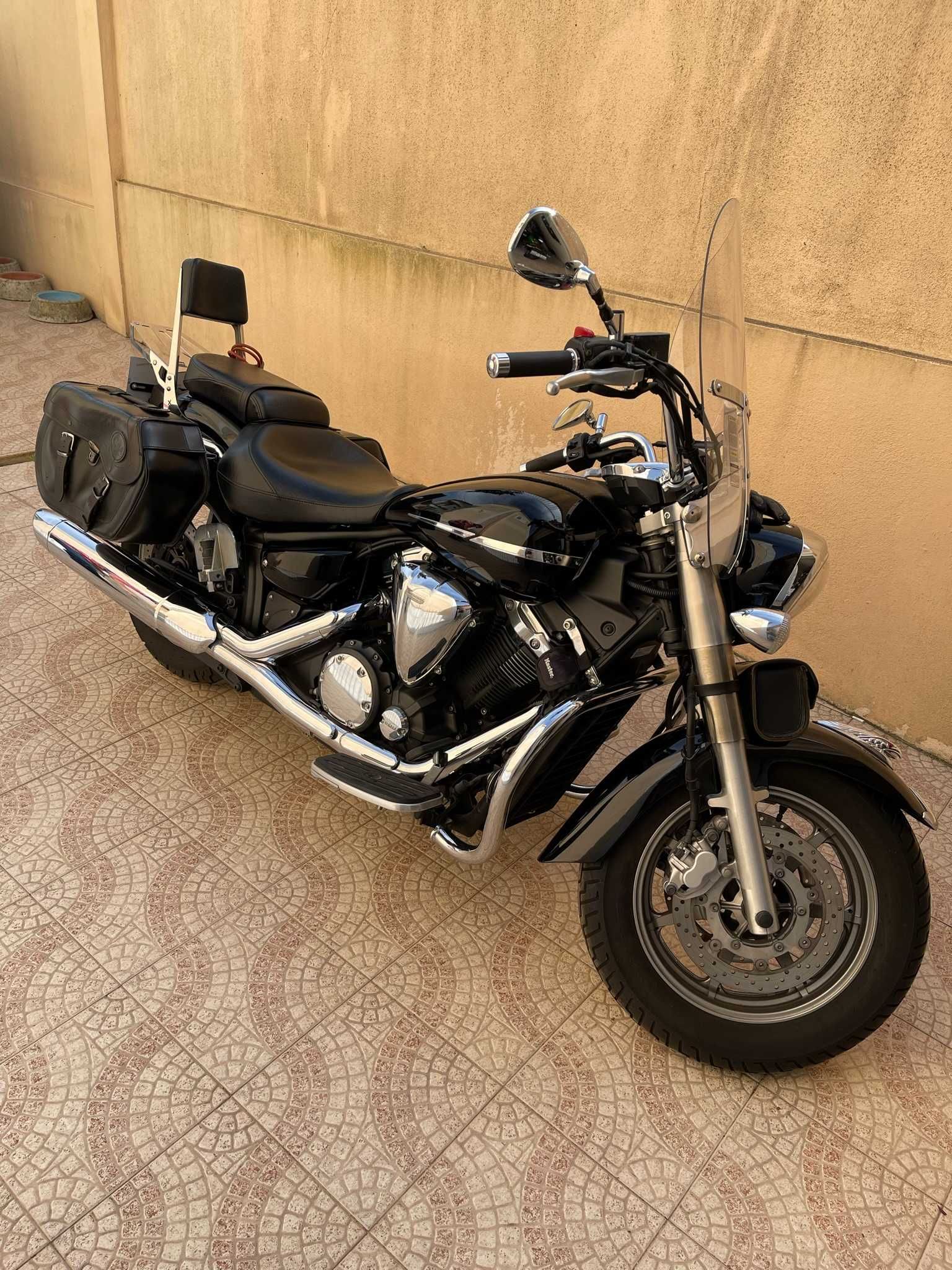 Yamaha XVS1300A Midnight Star (Moto de Garagem Praticamente como nova)