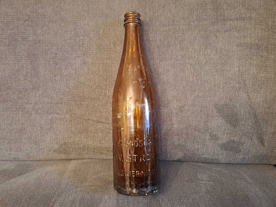 Stara butelka: własność browaru W. Strakacz Skierniewice, poj. 0,5 l.
