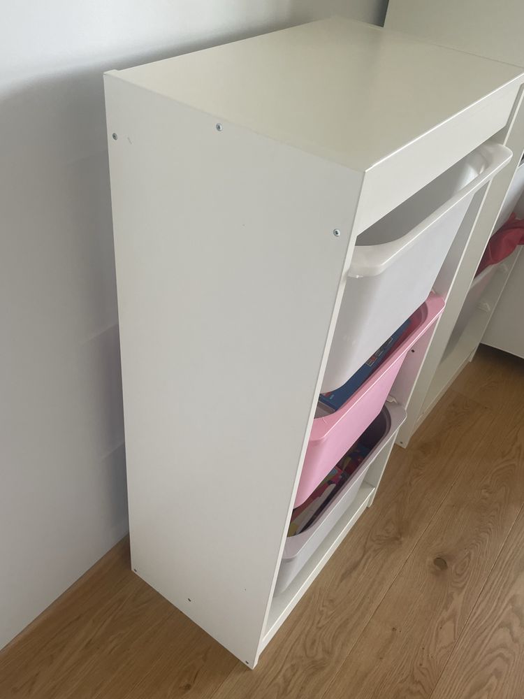 Regal szafka biala trofast Ikea z pojemnikami pudelkami