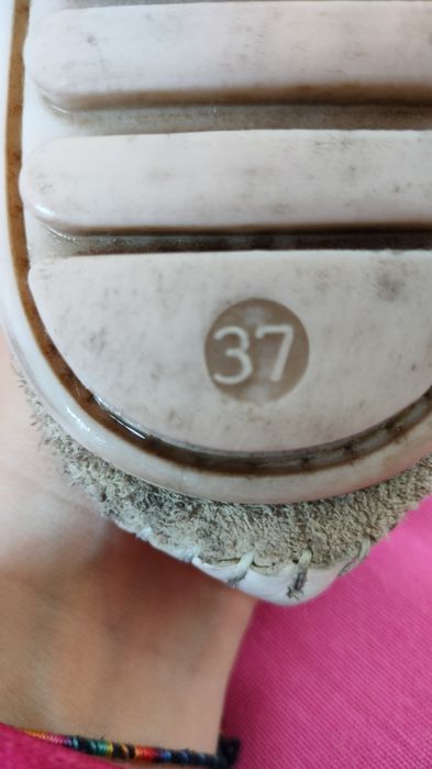 Alpercatas floridas em pele