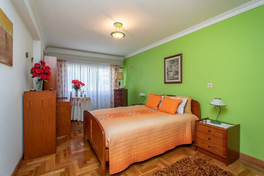 Quarto de casal com cama sem colchão