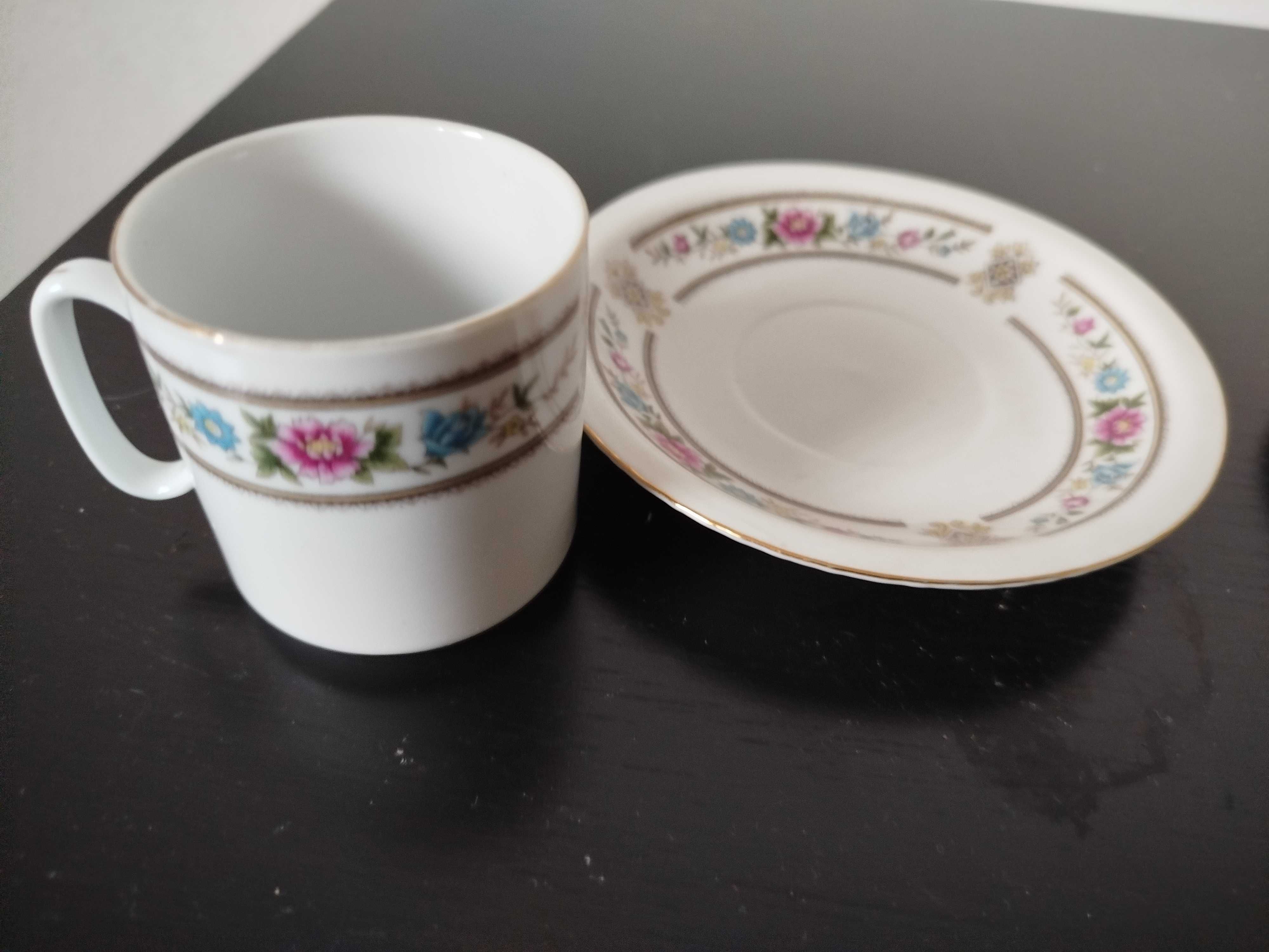 Três chávenas de café duas iguais e uma diferente
