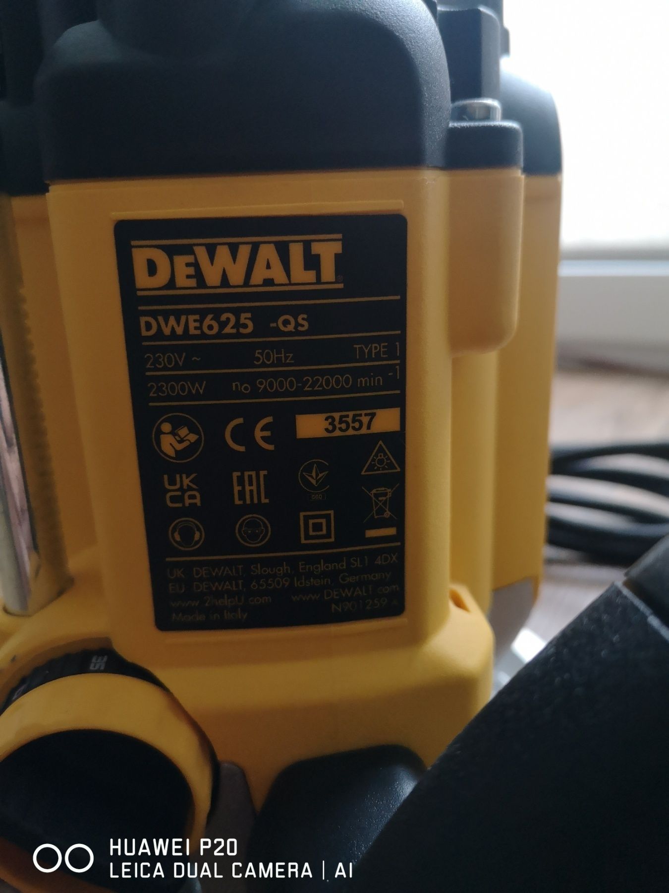 Електричний фрезер фірми Dewalt