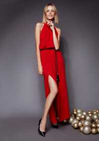 Elegancka czerwona sukienka z rozcięciem na nodze i odkrytymi plecami