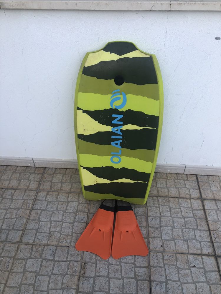 Bodyboard e pes de pato para criança