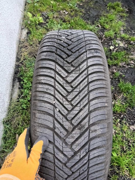 4x Opony całoroczne, felgi stalowe, kołpaki od Golf 7