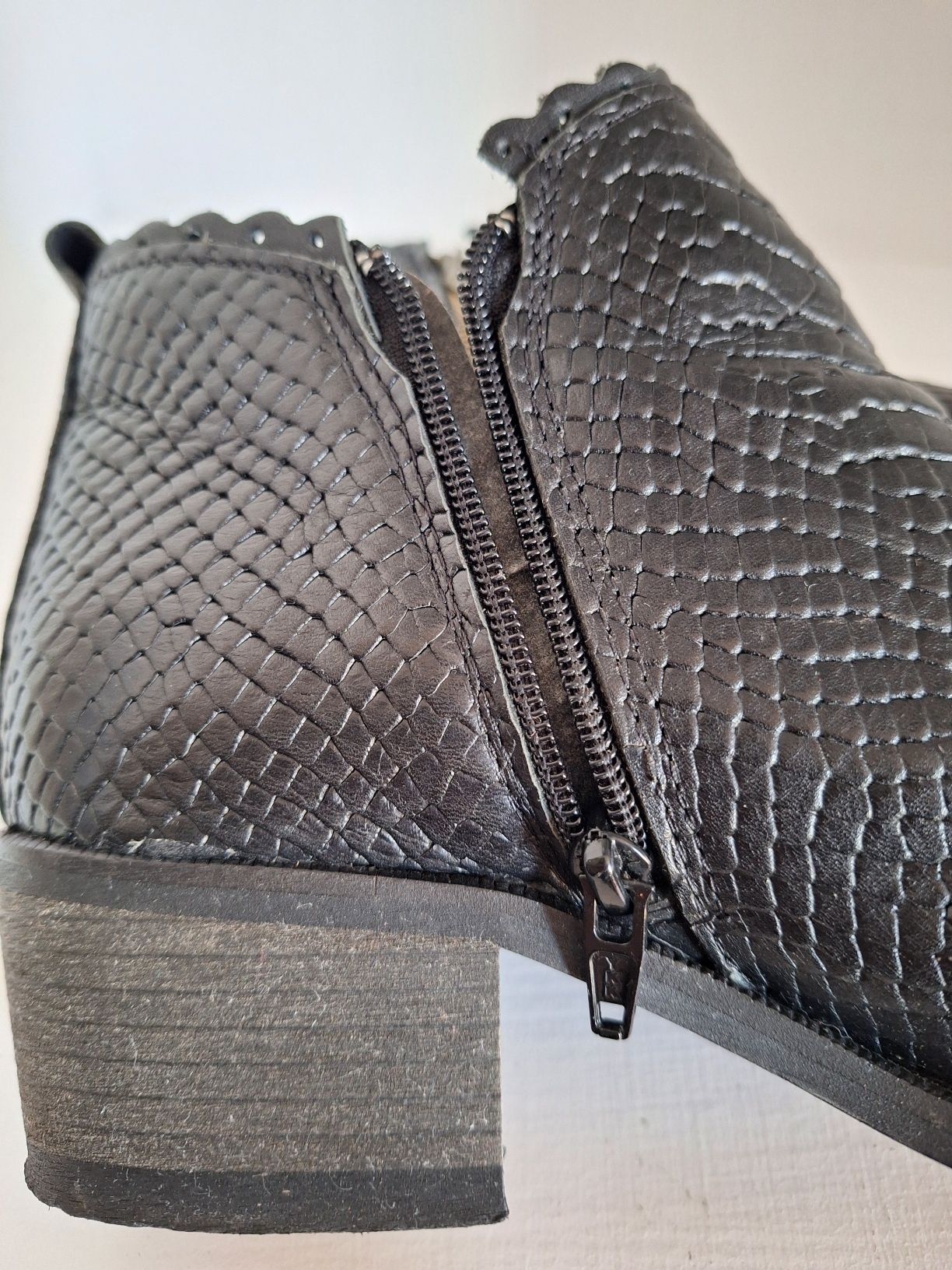 Botas cor preto de salto.