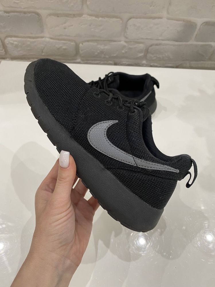 Кроссовки Nike Roshe run 35р