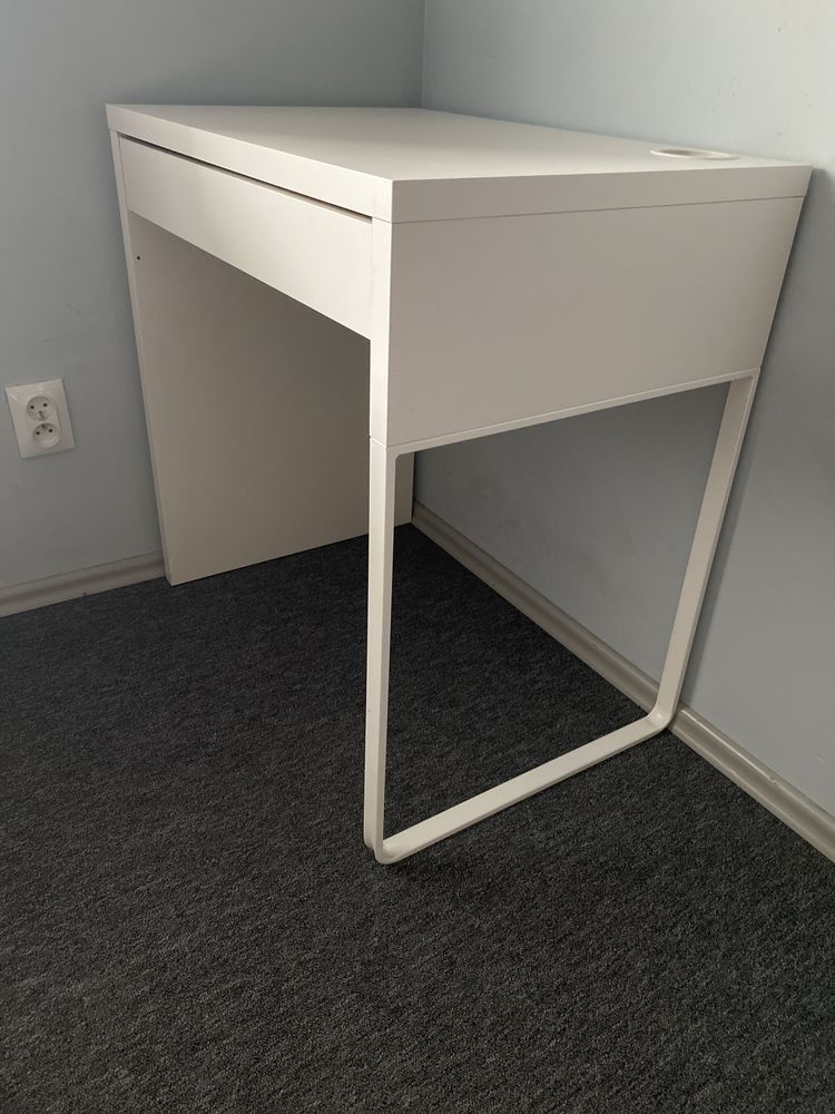 Białe biurko ikea