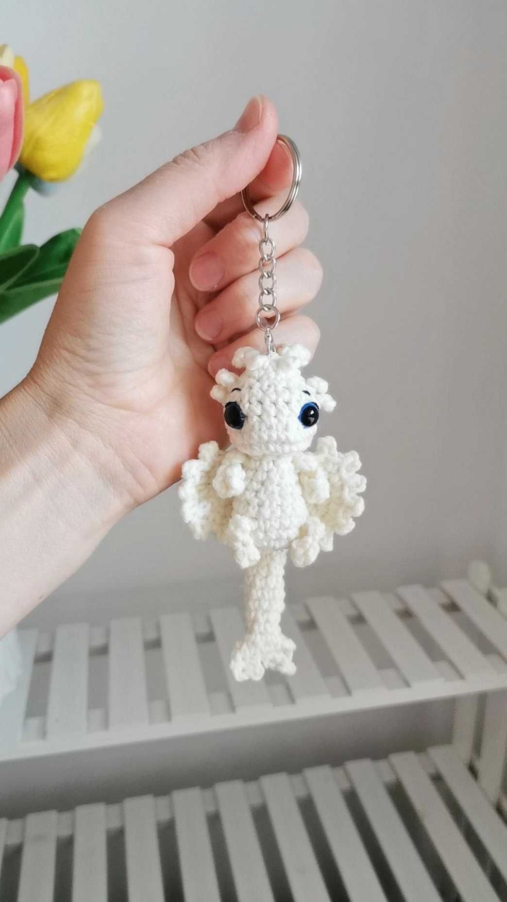 Biała Furia na szydełku, brelok, zawieszka handmade
