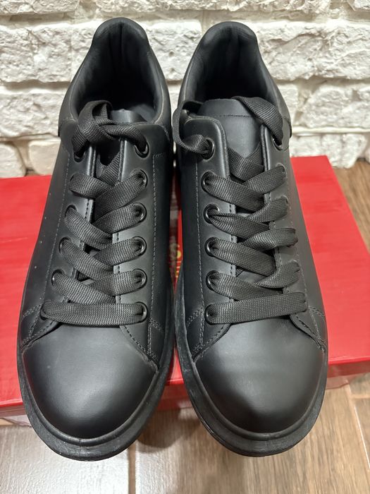 Кросівки жіночі