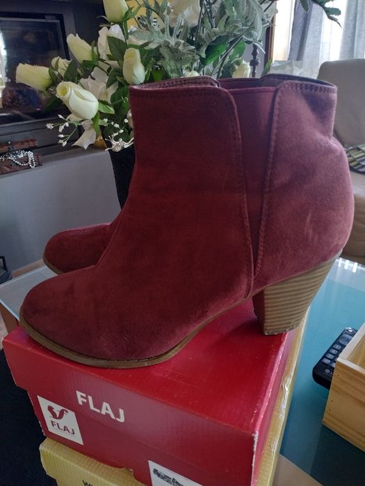 Botins bordô como novos