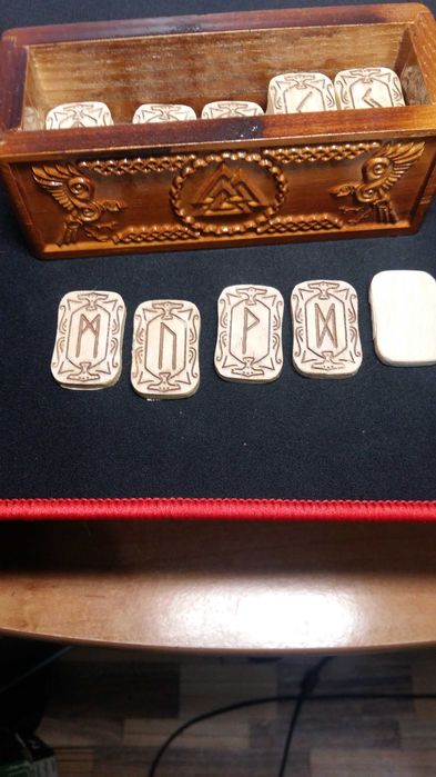 Скандинавские руны из ясеня