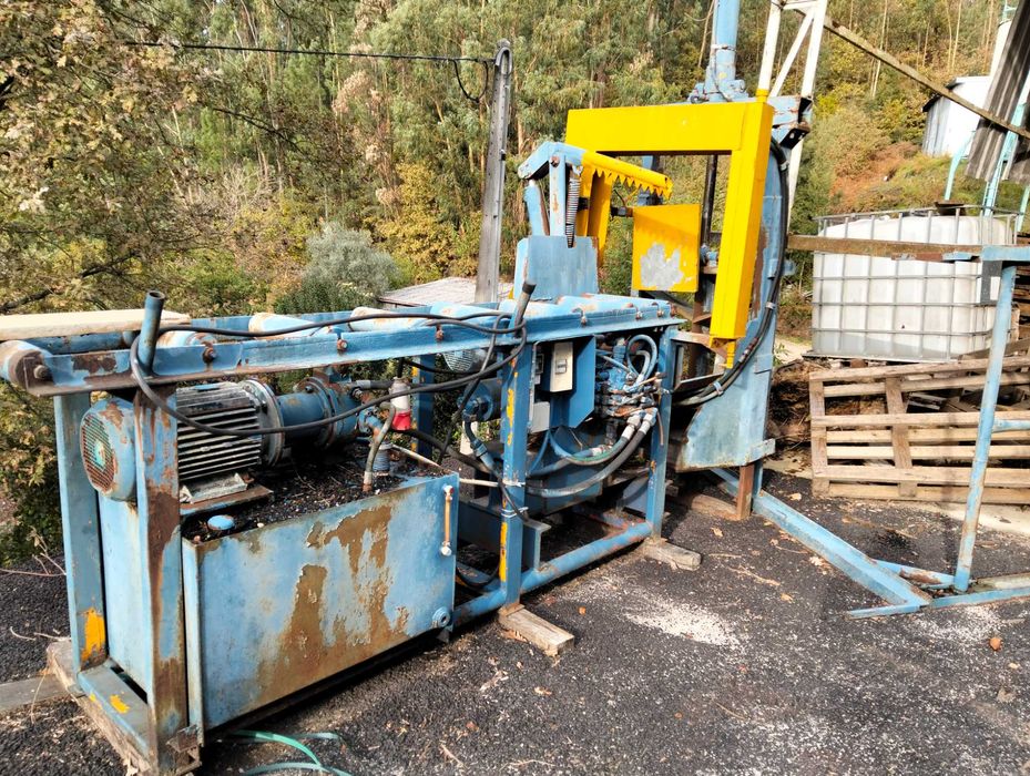 Máquina de cortar e rachar