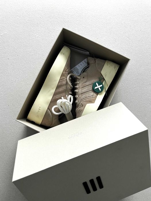 Sapatilhas da linha Fear Of God da Adidas