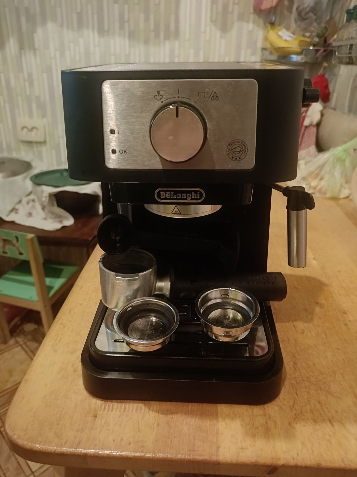 Кофеварка рожковая Delonghi EC260BK
