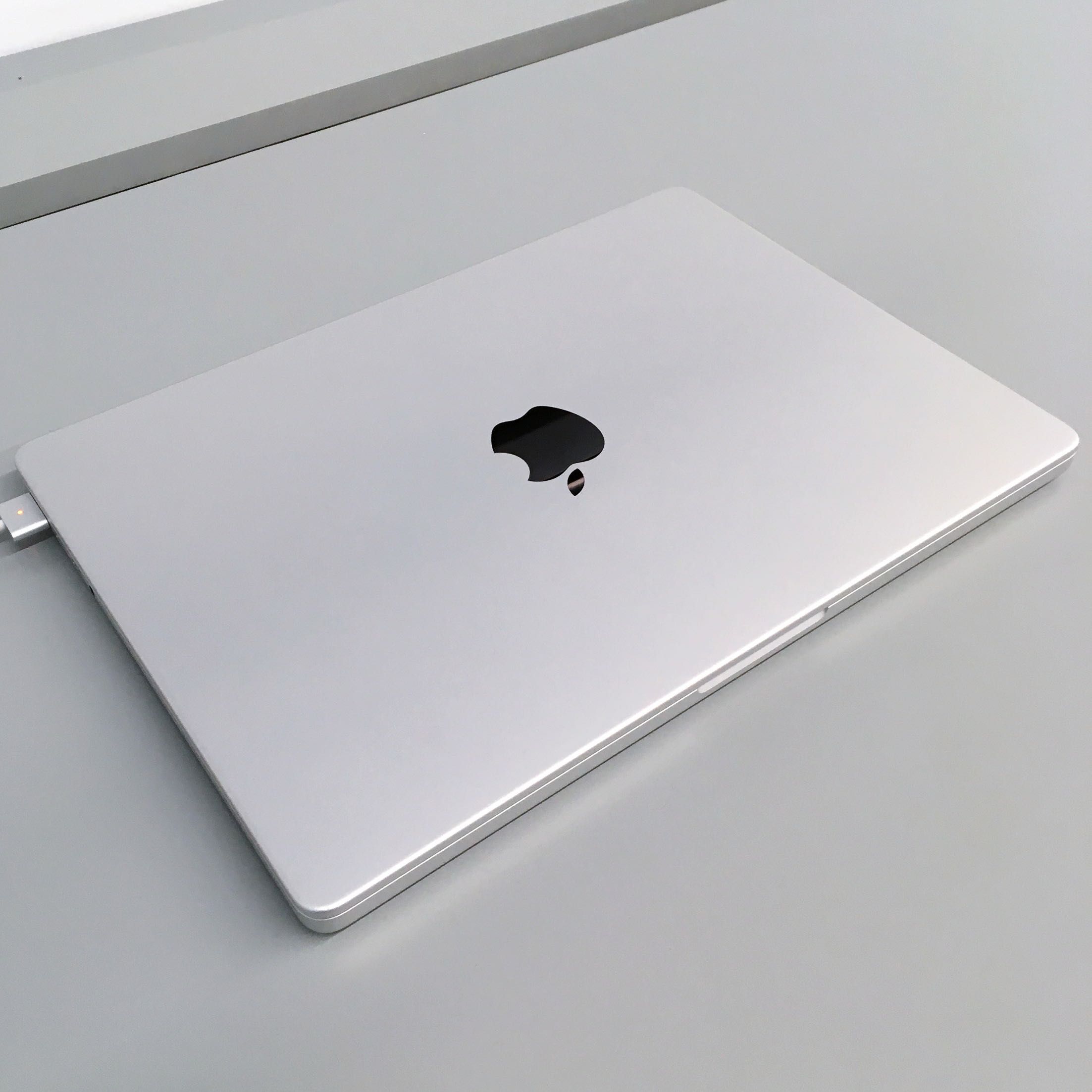 MacBook Pro 14" Prateado (Semi-novo)