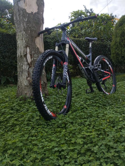 Bicicleta de enduro Saracen Ariel 150