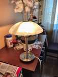Mała lampa stołowa