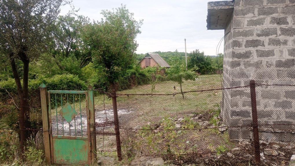 Дачный участок с маленьким домиком недалеко от города
