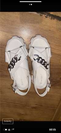 Białe sandały na platformie