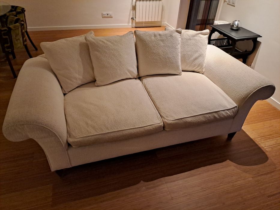 Sofá de três lugares