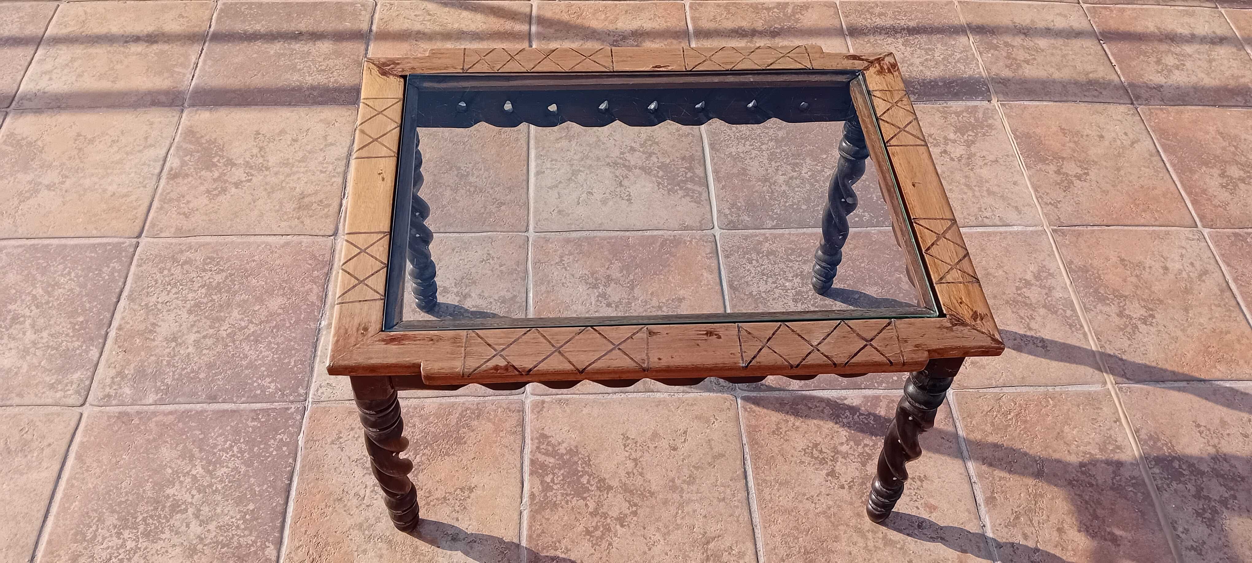 Mesa de frente de sofá em madeira esculpida com tampo em vidro