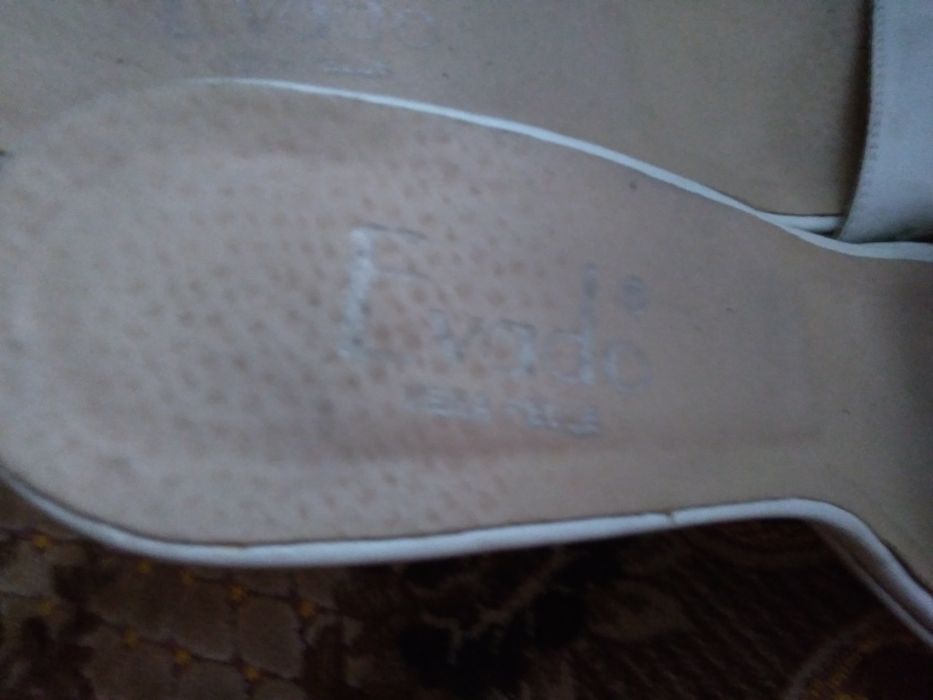 Білі шльопанці жіночі