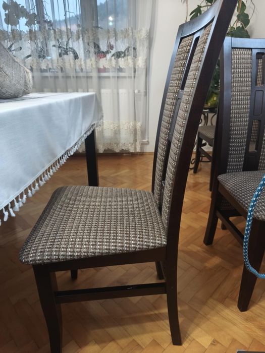 Drewniane Krzesła.             .