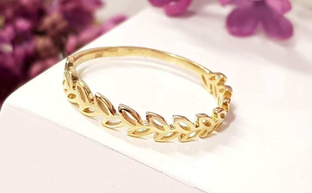 Złoty pierścionek typu obrączka