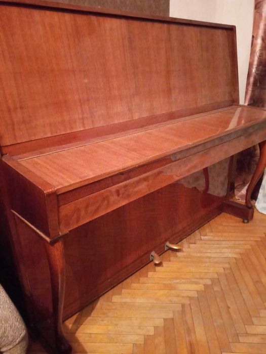 Полированное коричневое пианино "Украина"