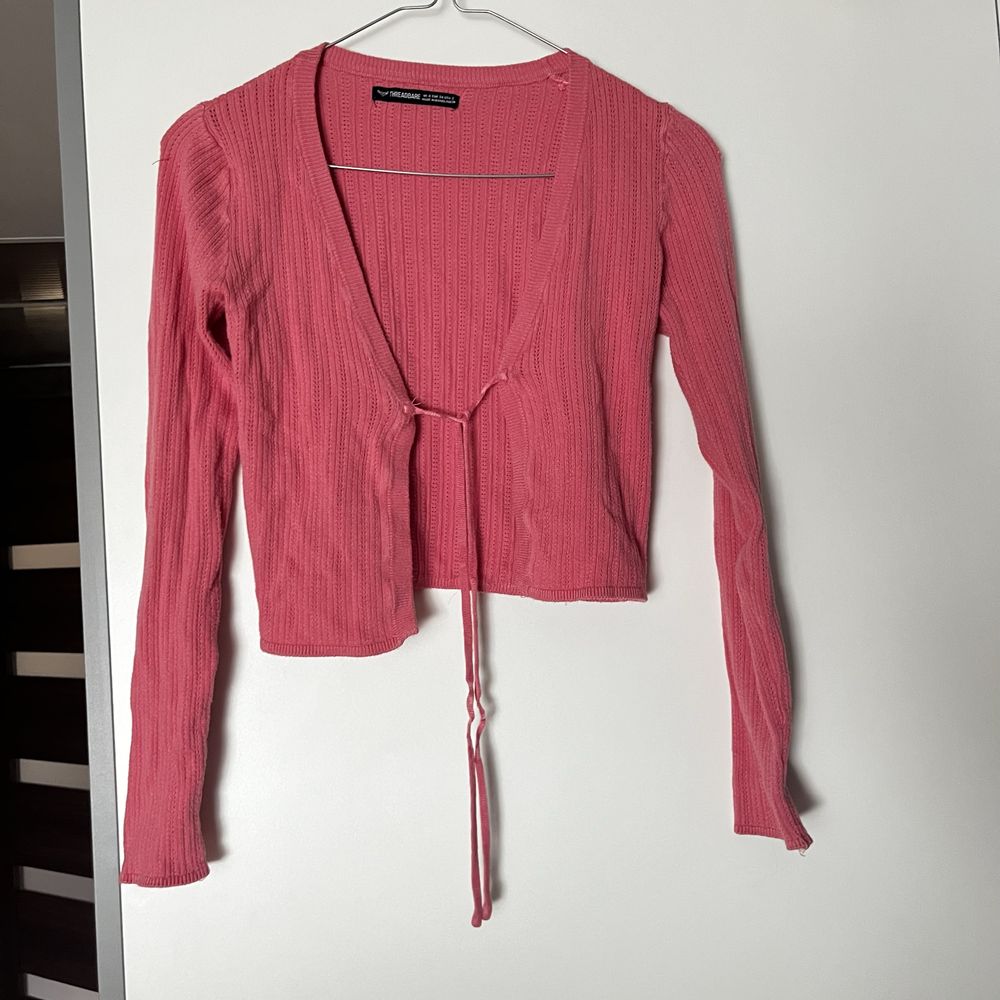 różowy uroczy sweterek wiązany na długi rękaw crop top Theradbare