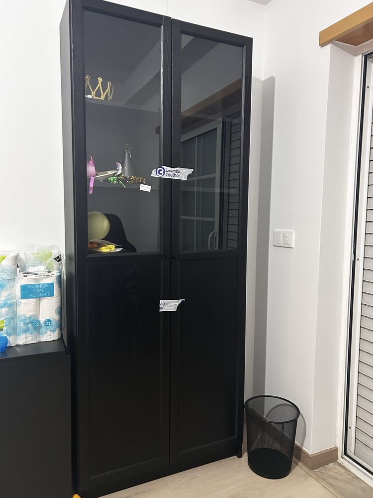 Estante billy com portas de vidro