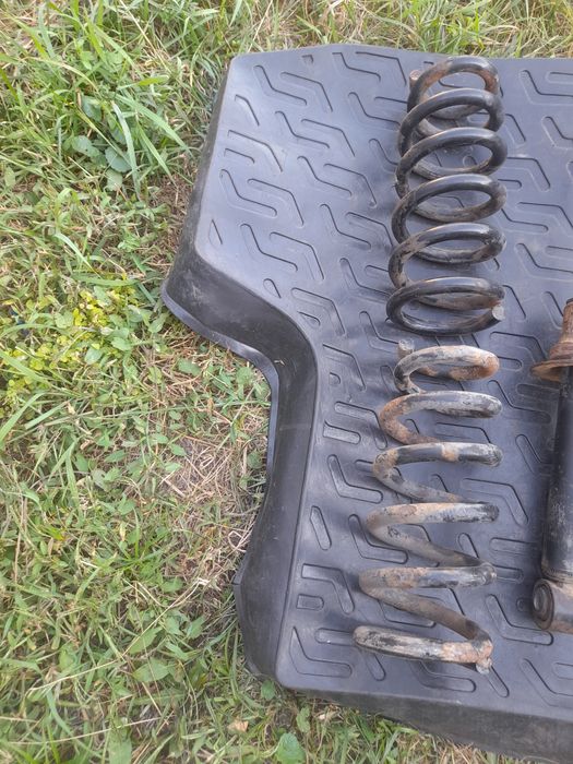 Амортизатор Пружина для Митсубиси Паджеро Вагон 3 4