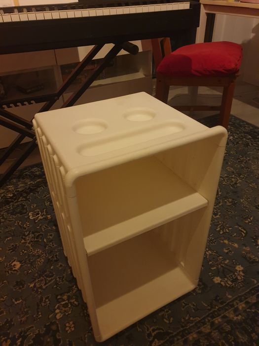 Plastikowy regał ze sklepu IKEA
