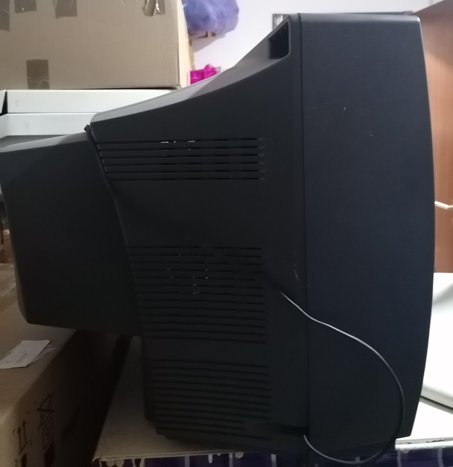 Vendo TV LG, com caixa atrás