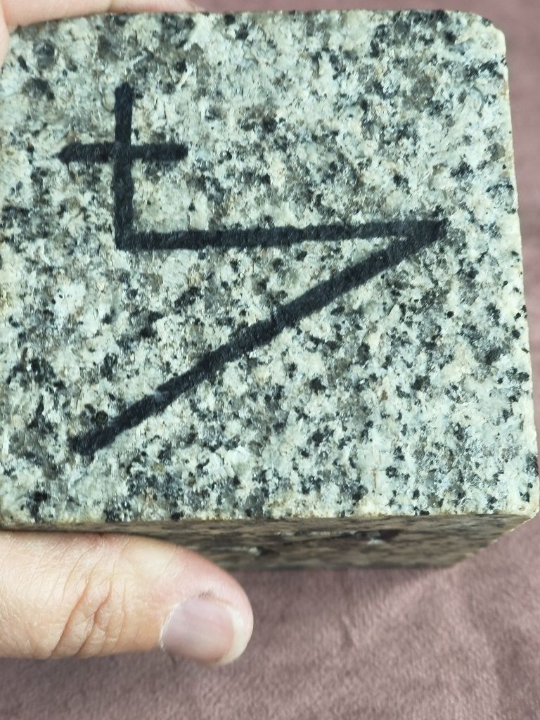 Kostka granitowa z wyciętymi symbolami planet 83