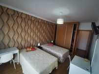 Quarto Premium p/ Rapaz – Mobilado Novo, Varanda Privada e AC