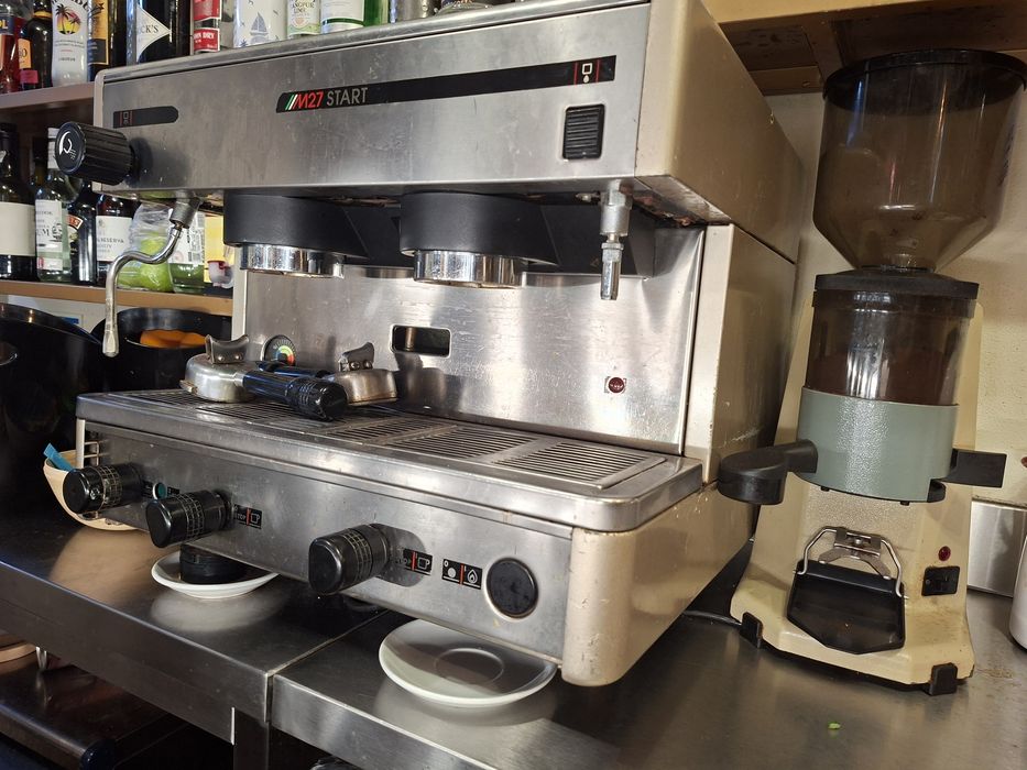 Máquina de Café com Moinho
