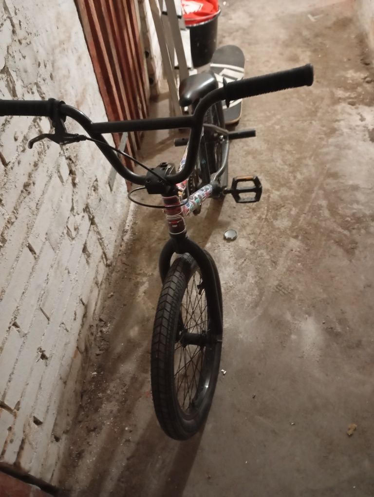 Fajny BMX z pegami