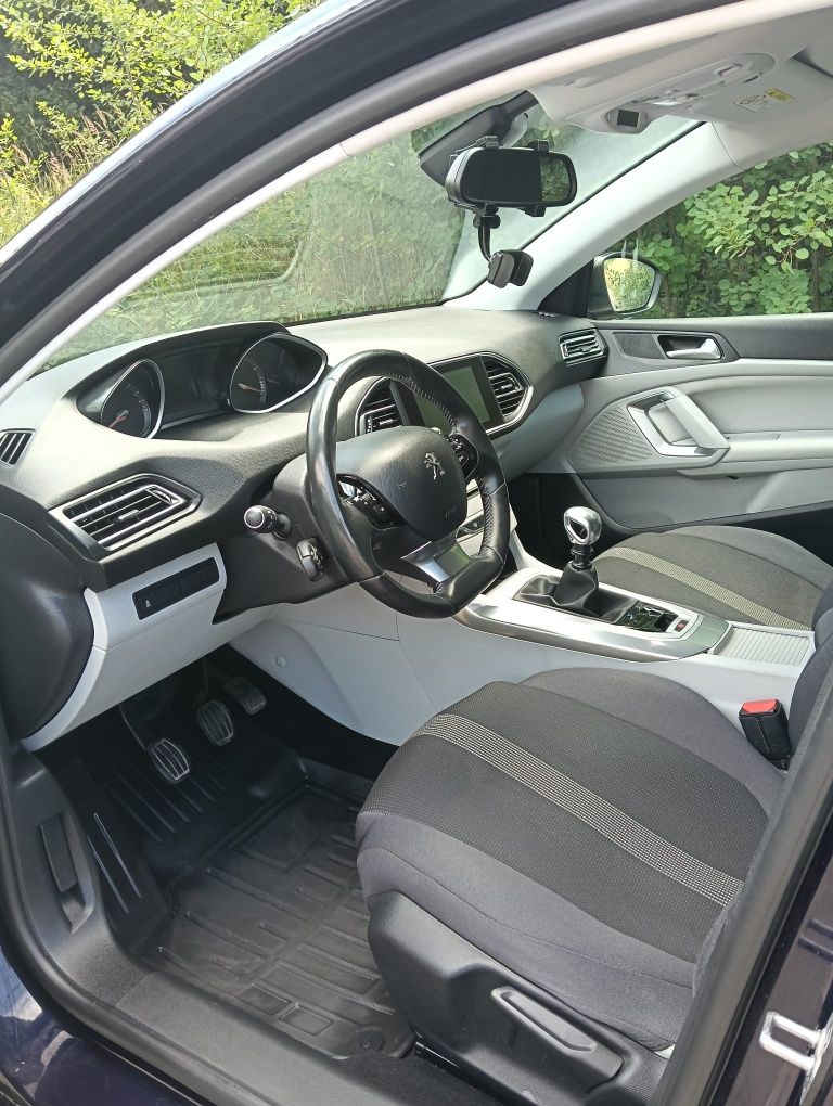 Peugeot 308 Allure 

Rocznik :2014 
Bezwypadkowy
Przebieg : 79550
OC w