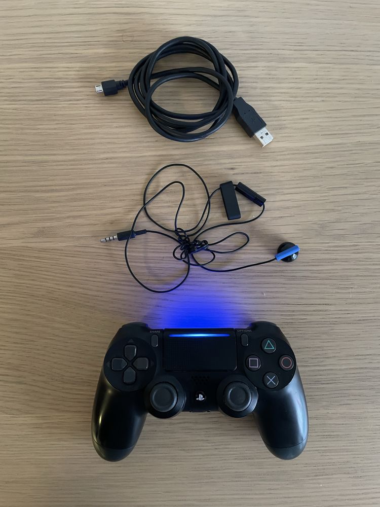 Playstation 4 Slim (PS4) 1TB + Comando