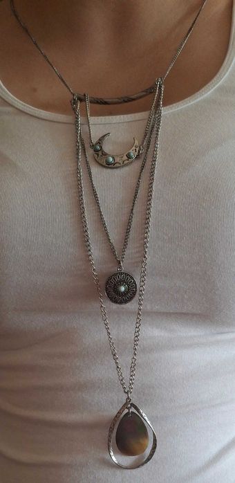 Colar Stradivarius com lua e gota