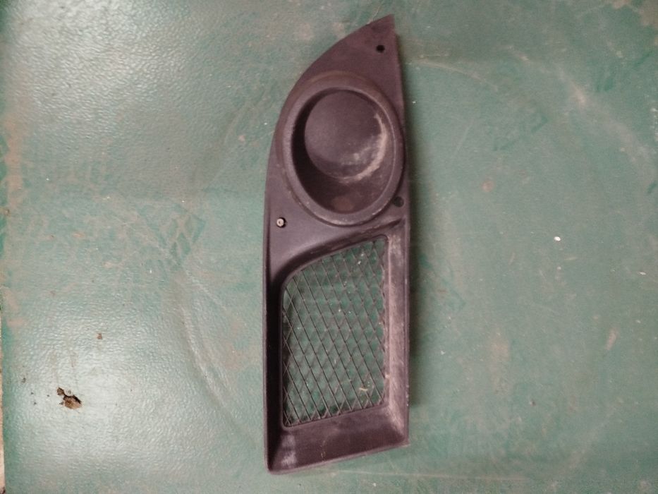 Решітка протитуманної фари для Fiat Doblo(права).