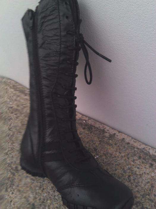 Botas em pele novas