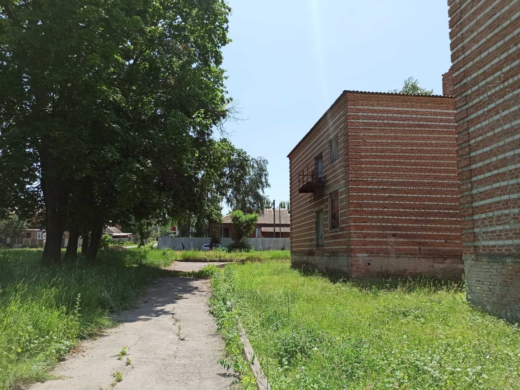 Продам нежитлову будівлю площею 2038,7 кв.м. на ділянці кат. 03.10