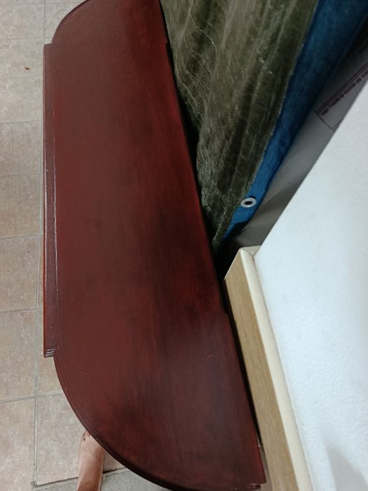 Móvel de entrada em madeira com gavetas e prateleiras laterais