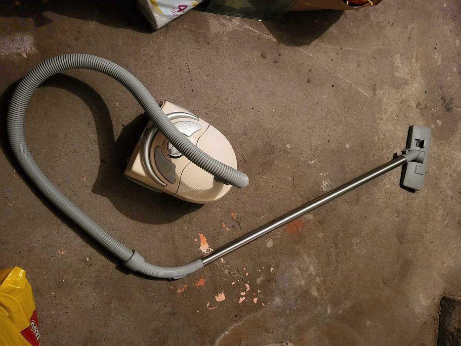 Odkurzacz pionowy ręczny przewodowy MOC 700W / Model CB 719