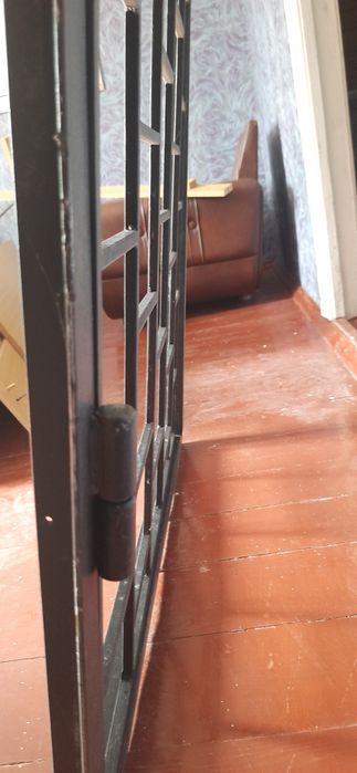 Решетка на двери с лудкой.